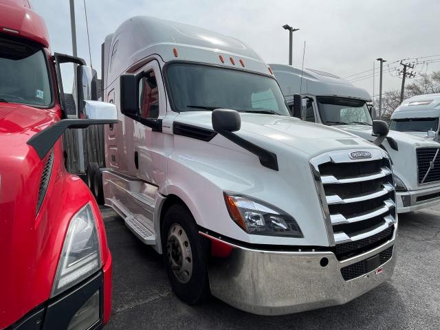  Salvage Freightliner Cascadia 1