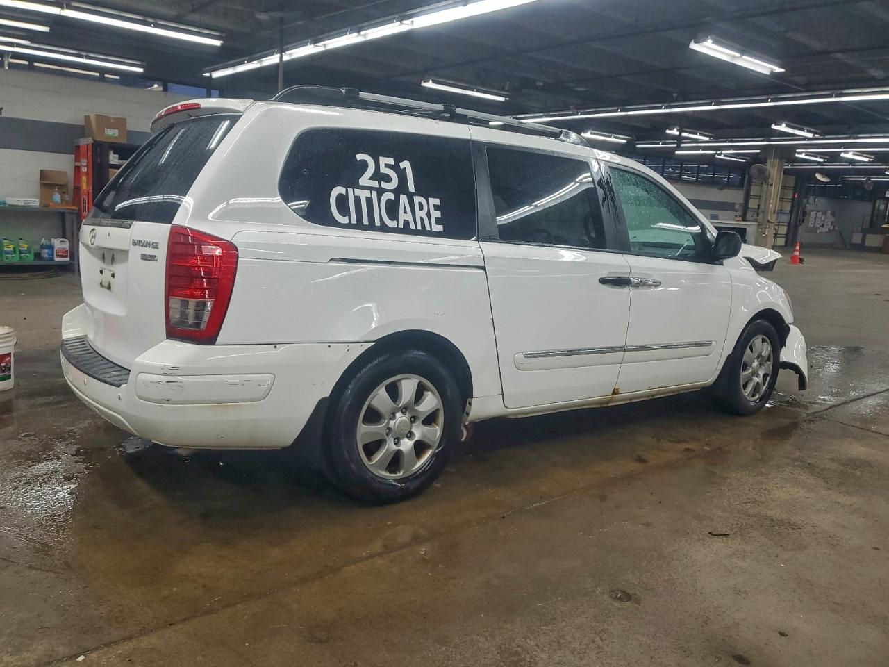 Hyundai Entourage Gls Image 3