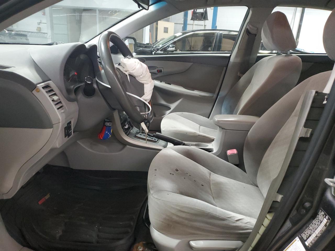 Toyota Corolla Base Image 12