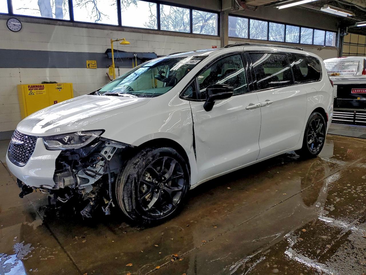 Chrysler Pacifica Limited Image 1