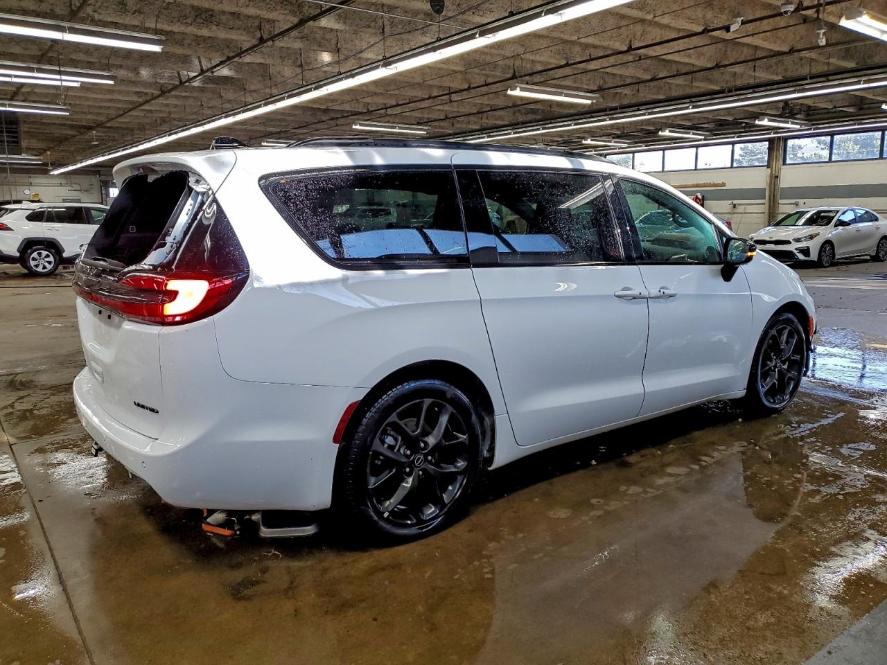 Chrysler Pacifica Limited Image 4