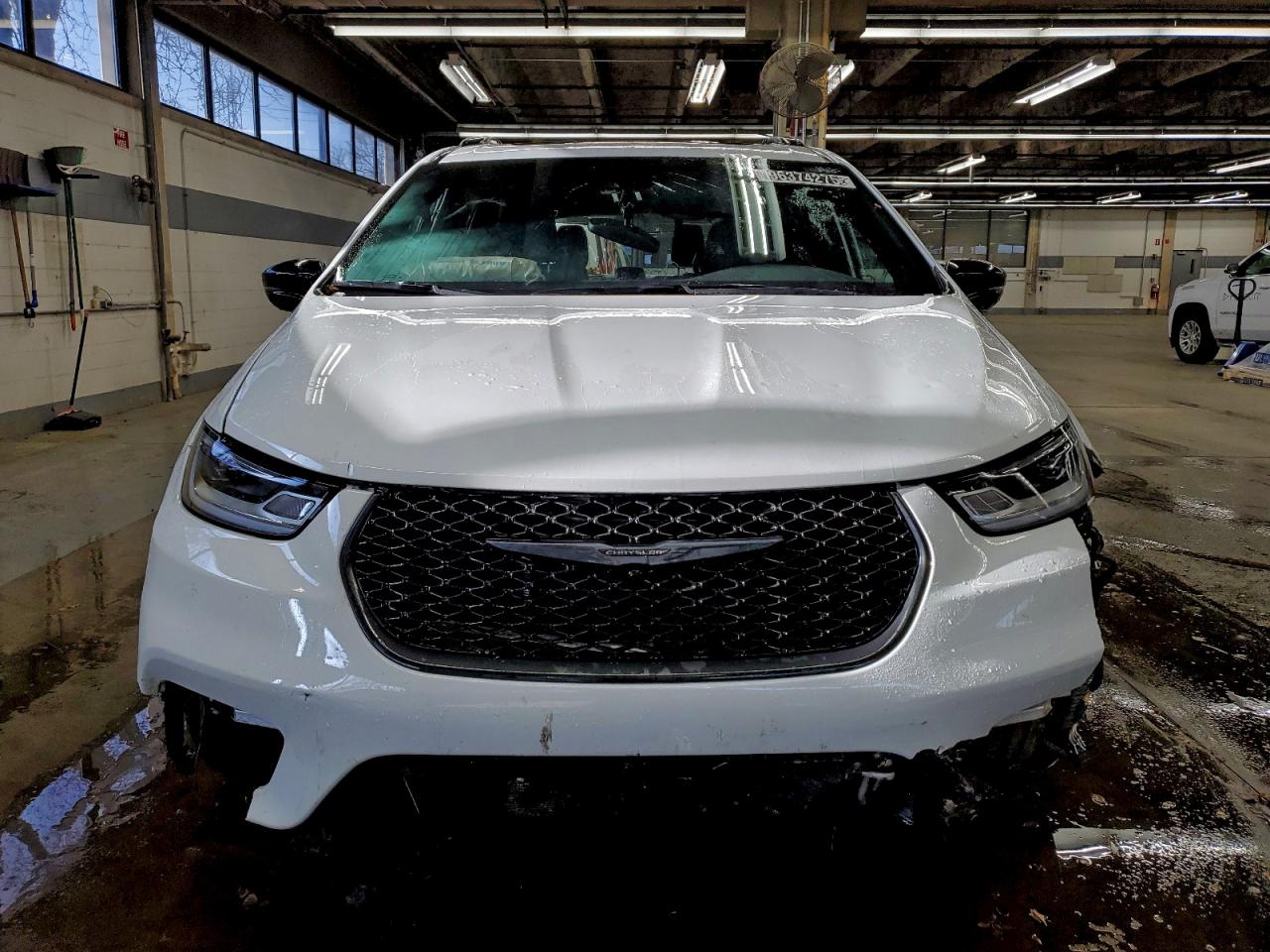 Chrysler Pacifica Limited Image 3