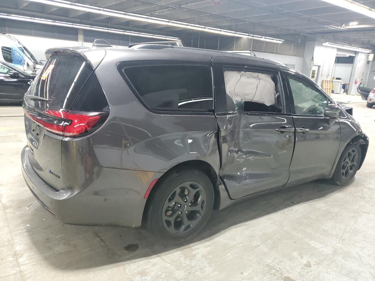 Chrysler Pacifica Hybrid Limited Image 5