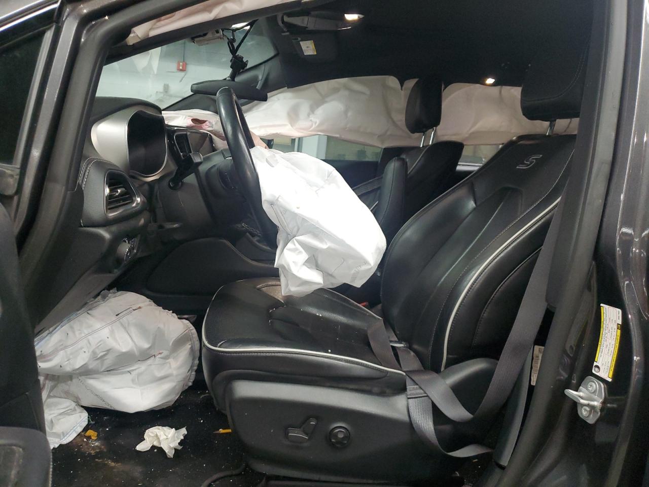 Chrysler Pacifica Hybrid Limited Image 4