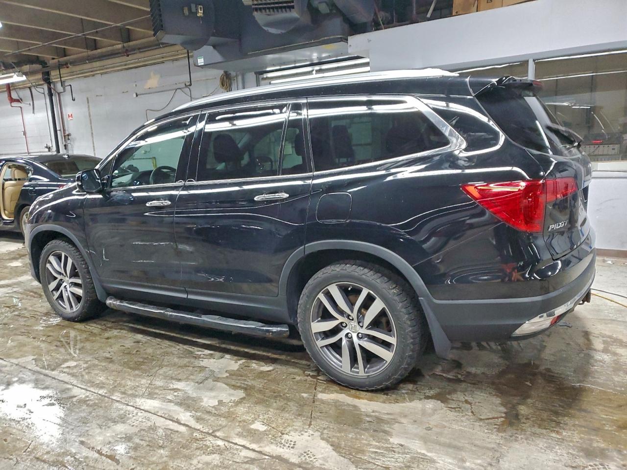 Honda Pilot Touring Image 3