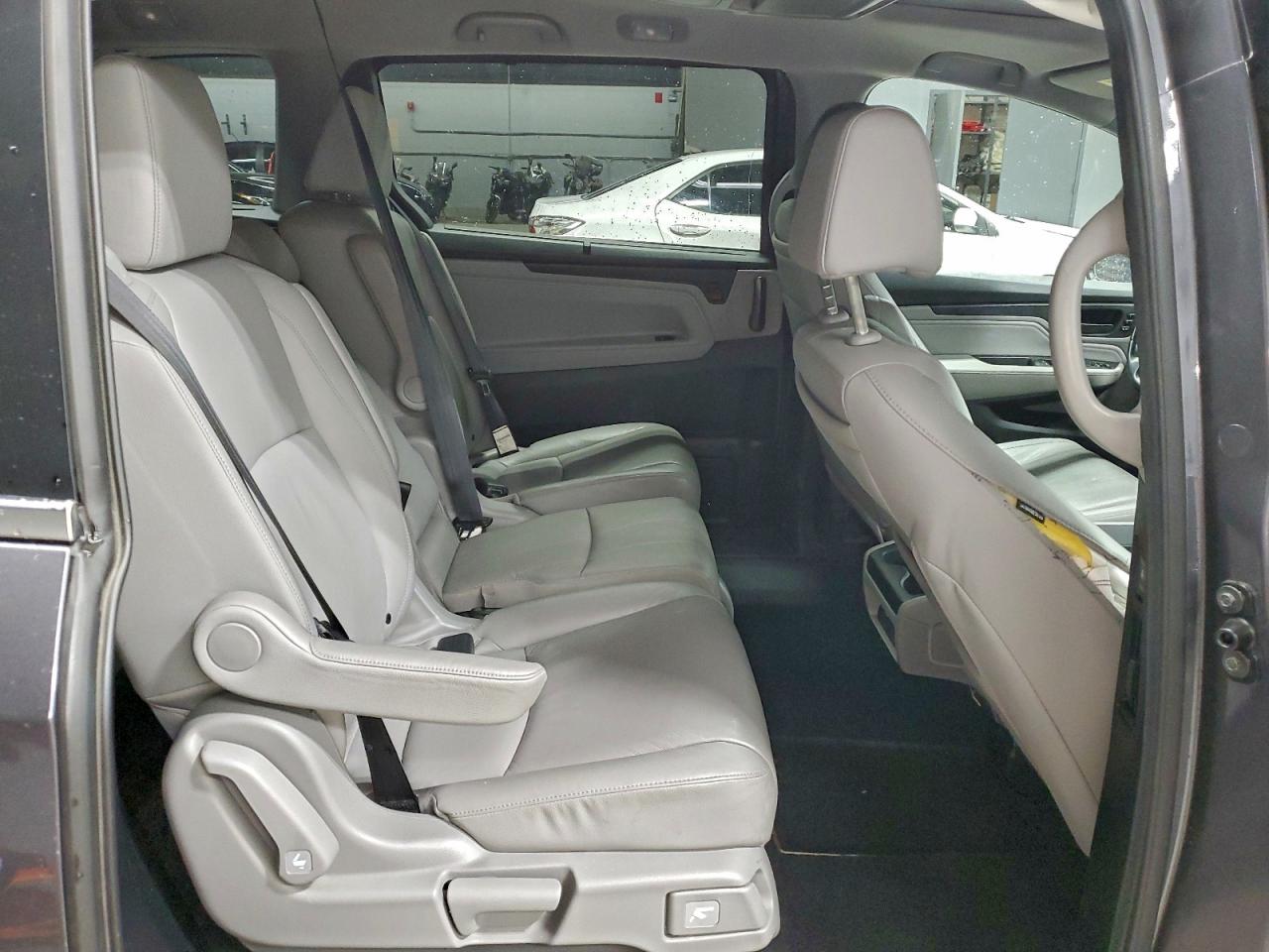 Honda Odyssey Touring Image 3