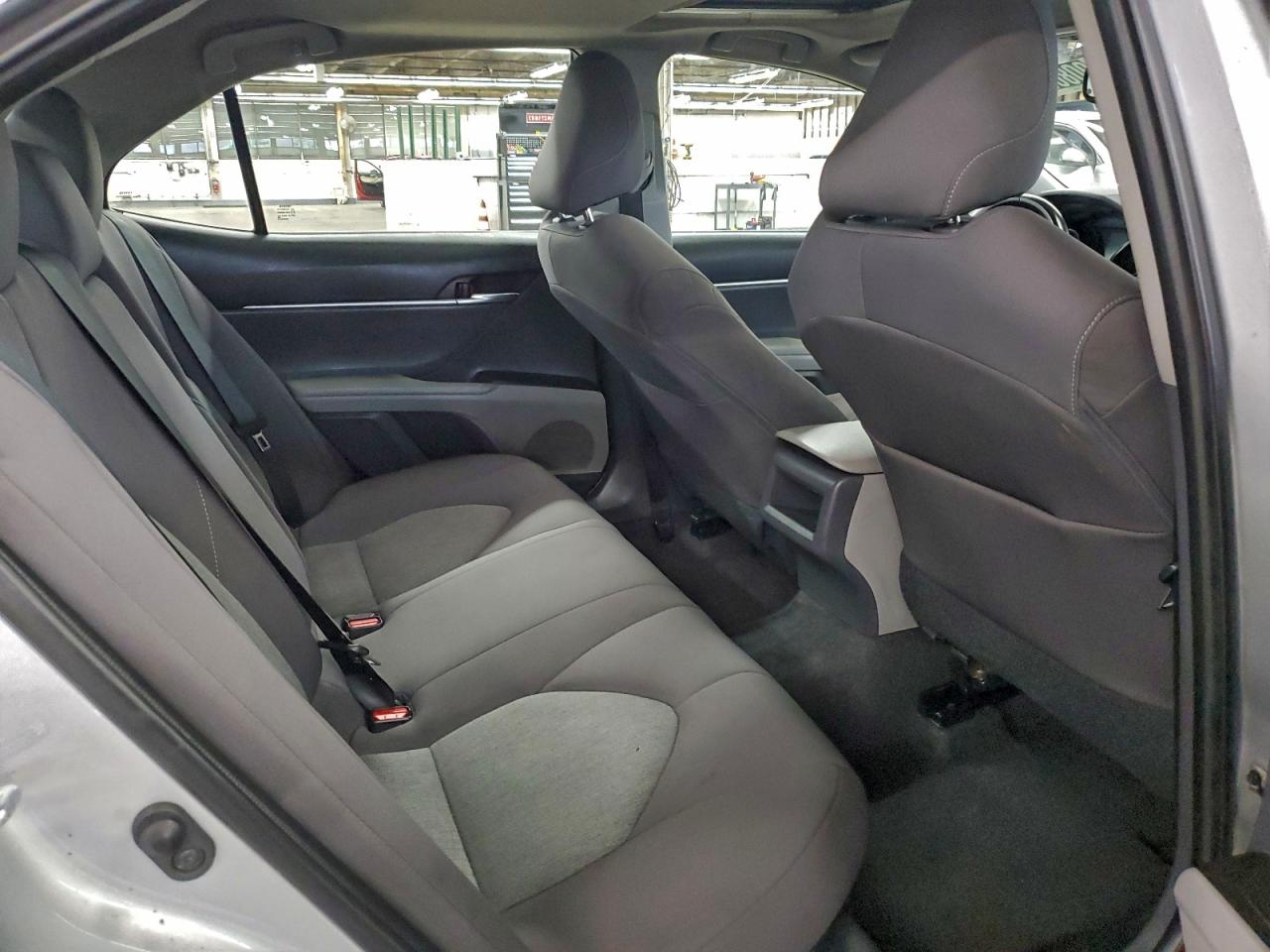 Toyota Camry Le Image 6