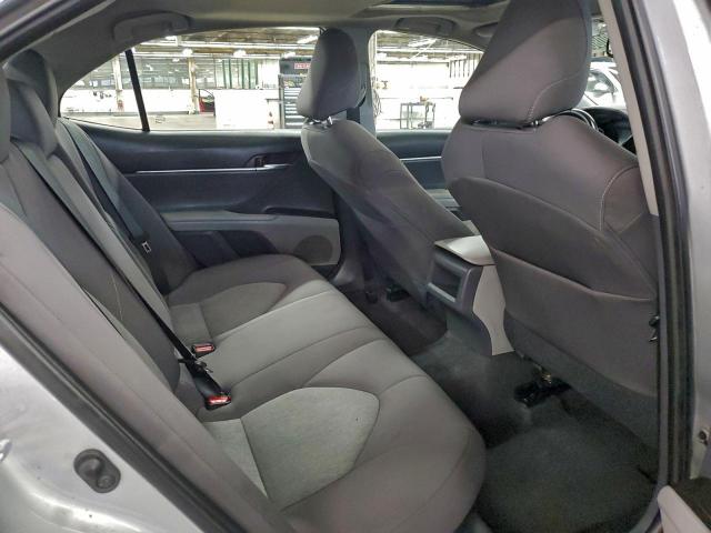 Toyota Camry Le Image 6