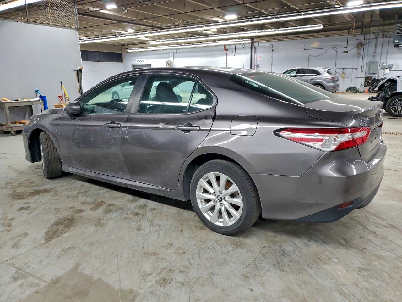 Toyota Camry L Image 5
