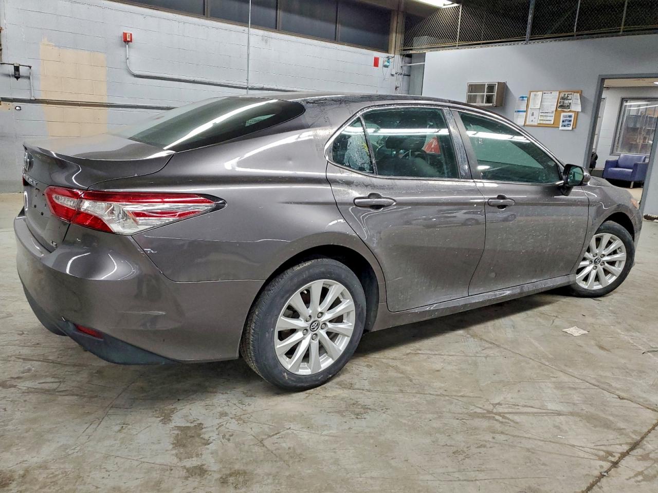 Toyota Camry L Image 3