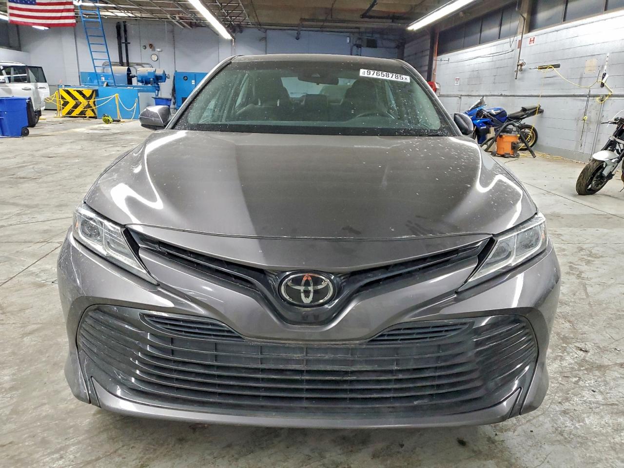 Toyota Camry L Image 9