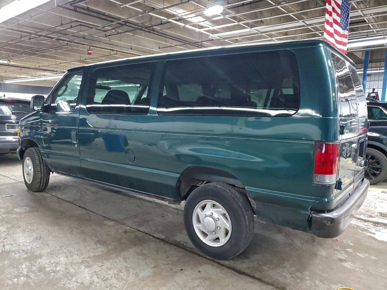 Ford Econoline E350 Super Duty Wagon Image 11