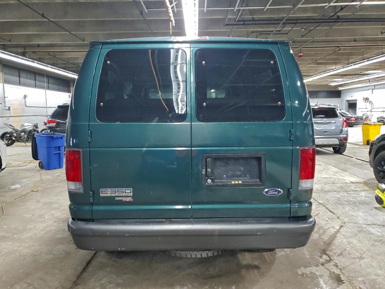 Ford Econoline E350 Super Duty Wagon Image 5