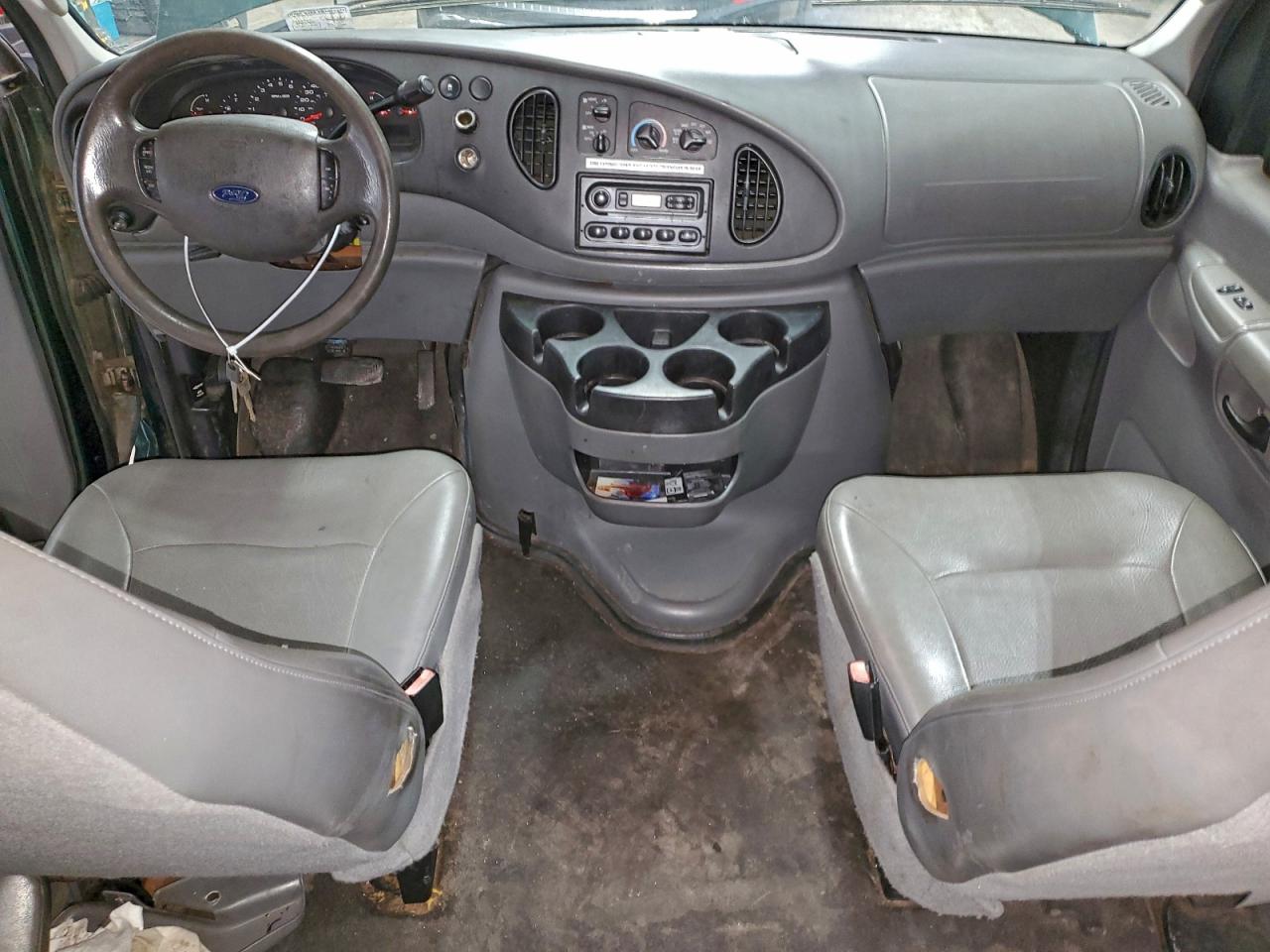 Ford Econoline E350 Super Duty Wagon Image 12