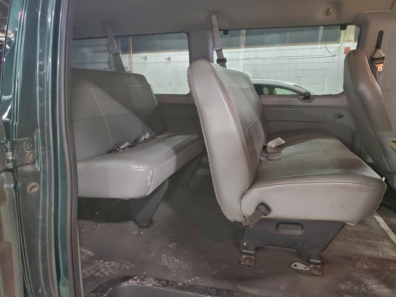 Ford Econoline E350 Super Duty Wagon Image 13