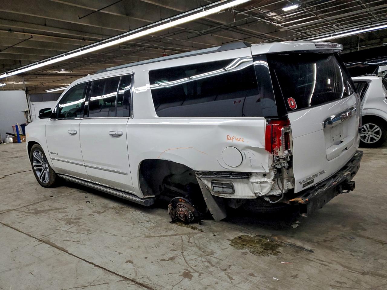 GMC Yukon Denali Image 2