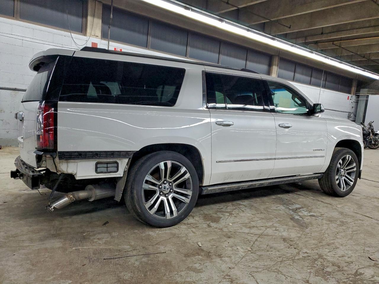 GMC Yukon Denali Image 3