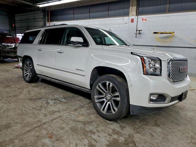 GMC Yukon Denali Image 4