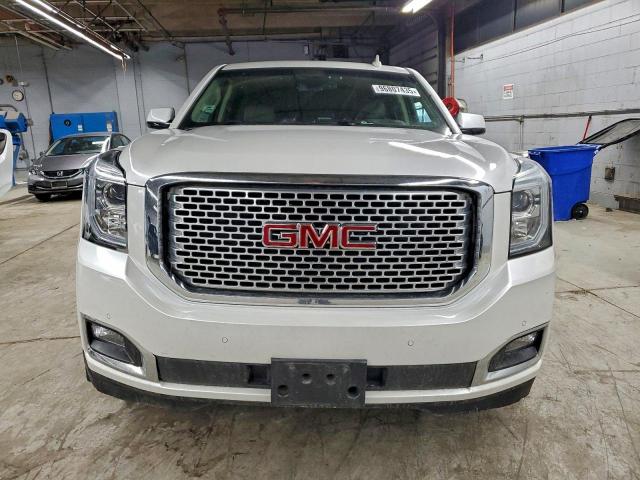 GMC Yukon Denali Image 13
