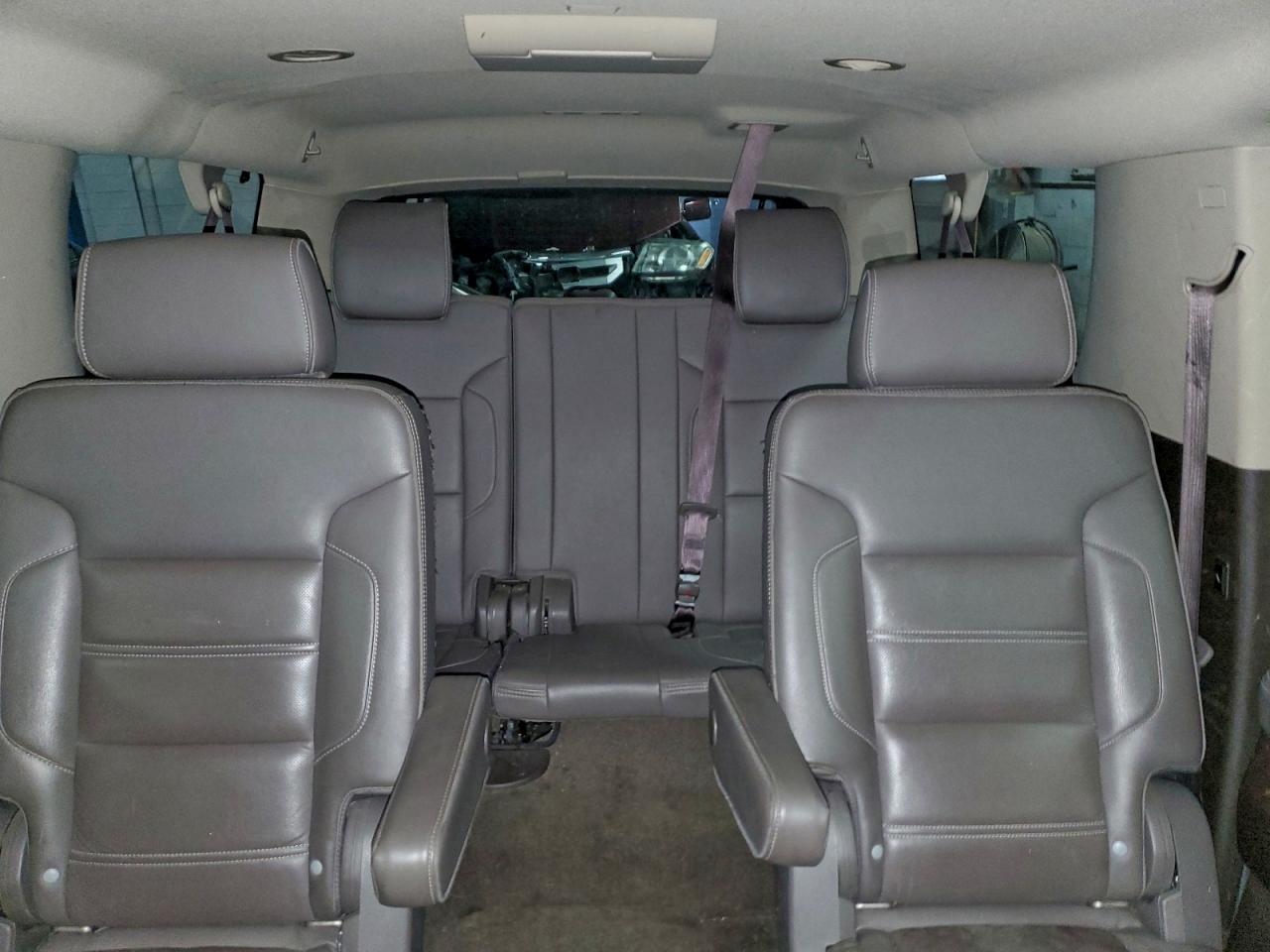 GMC Yukon Denali Image 5