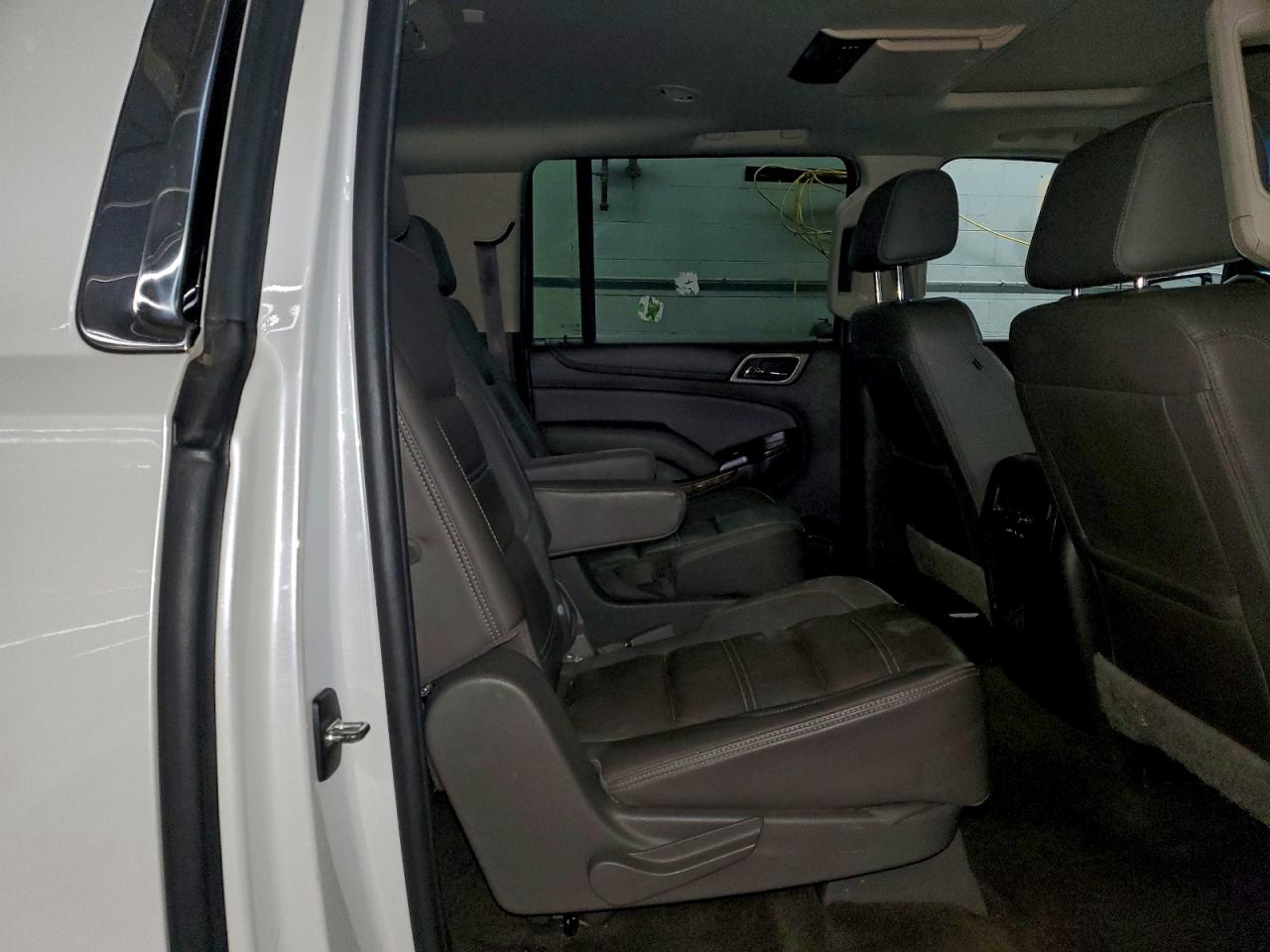 GMC Yukon Denali Image 12