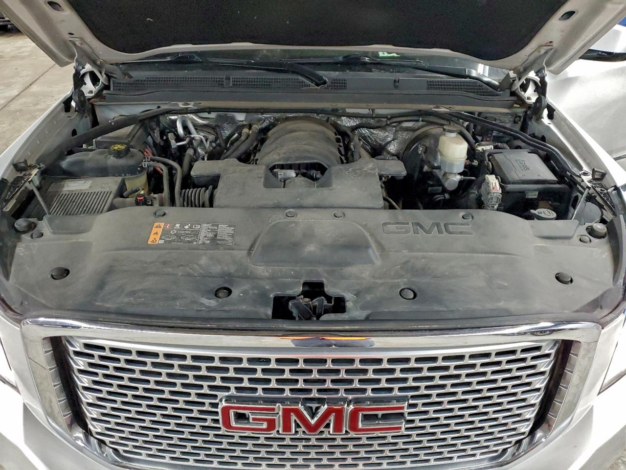 GMC Yukon Denali Image 7