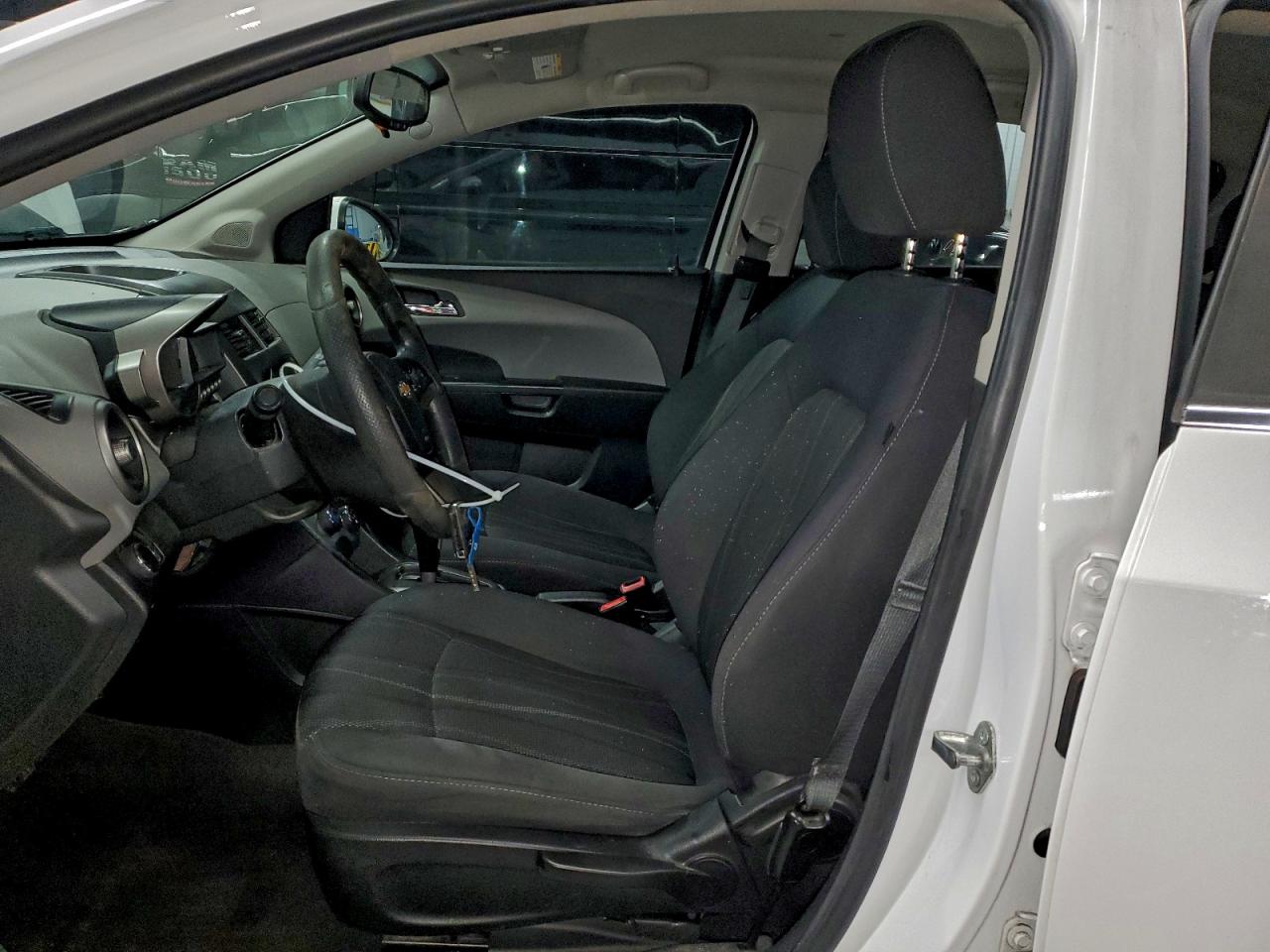 Chevrolet Sonic Lt Image 5