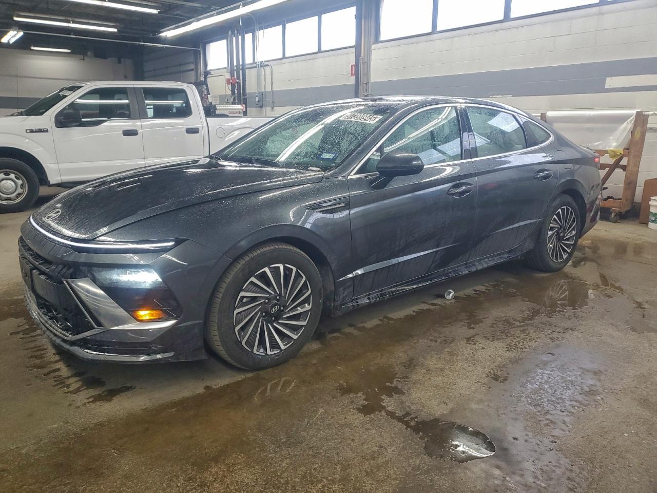 Hyundai SONATA Hybrid Image 1