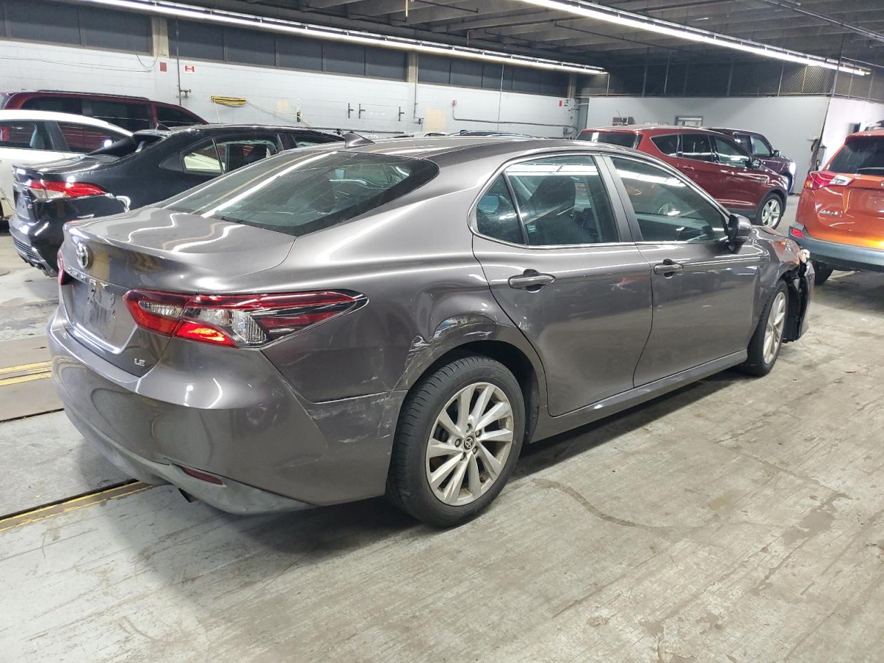 Toyota Camry Le Image 9