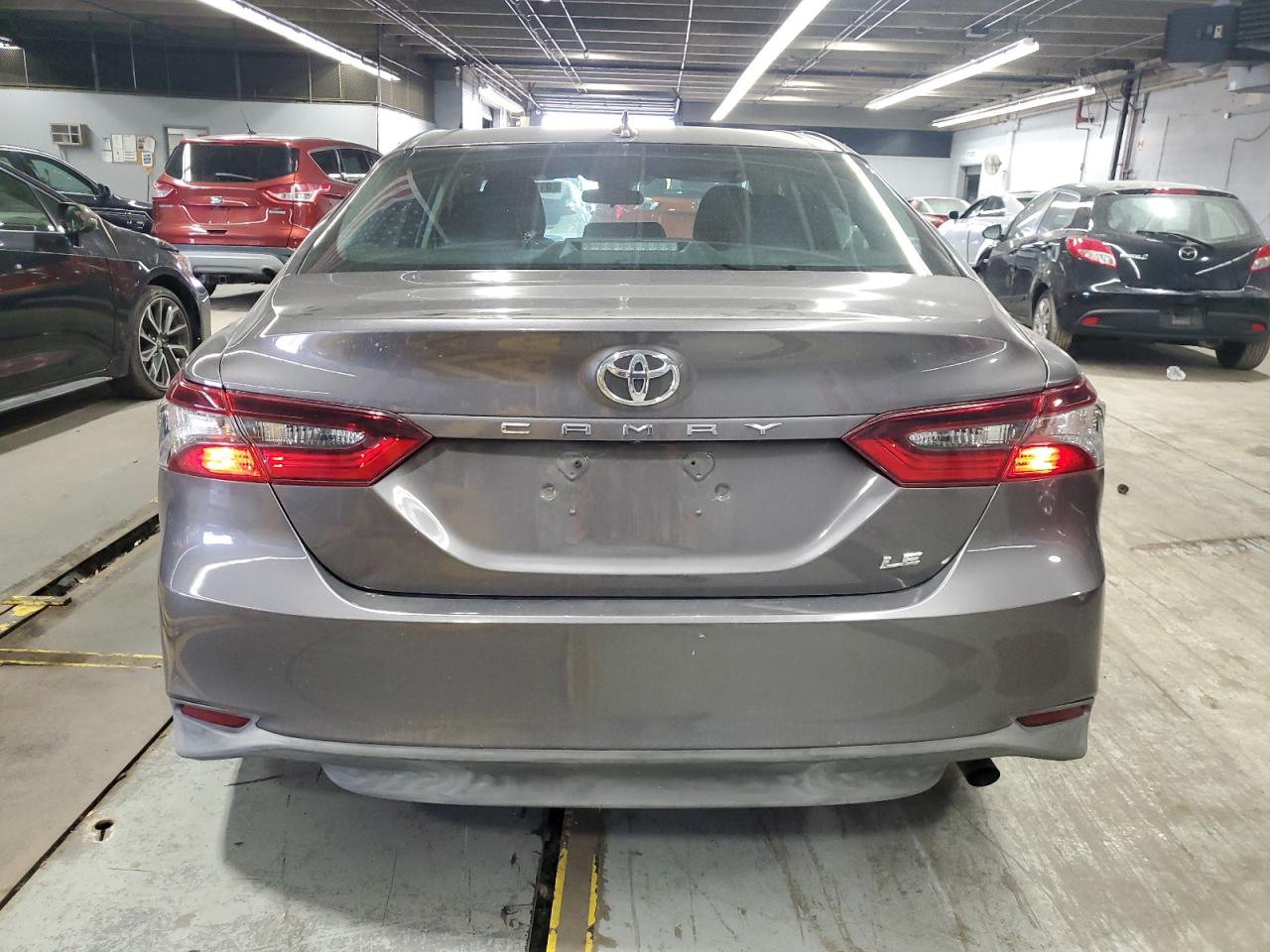 Toyota Camry Le Image 8