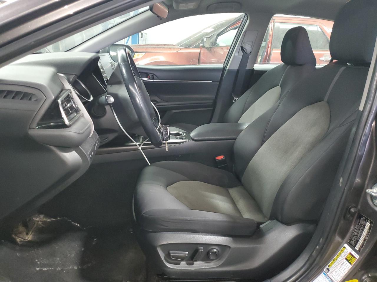 Toyota Camry Le Image 7