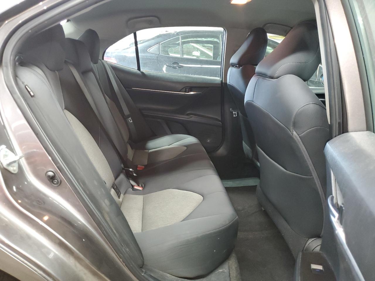 Toyota Camry Le Image 5